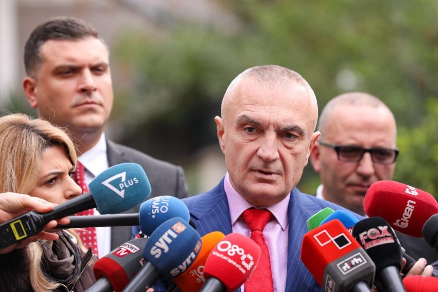 PS tenton ti heqë ‘Betimin’, Meta: Nuk provokohet Presidenti me cicmice