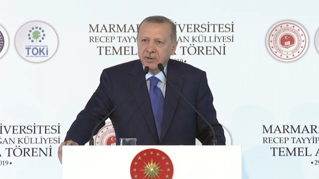 Erdogan apel homologut Macron: Mjaft më me jelekët e verdhë, gjej një zgjidhje