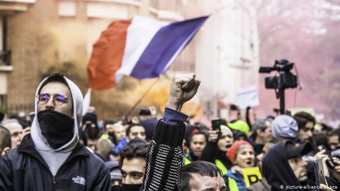 Protesta për pensionet në Francë: Macron i beson një politikani zgjidhjen e krizës