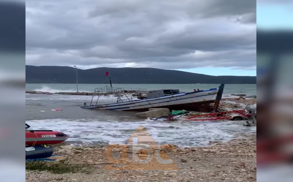 VIDEO/ Dallgët bëjnë kërdinë në Radhimë, shihni si janë shkatërruar gomonet e varkat