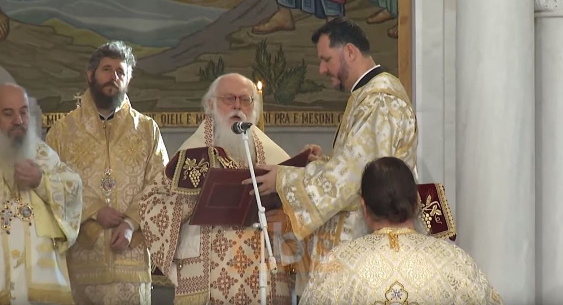 Besimtarët ortodoksë marrin pjesë në meshë në Katedralen “Ngjallja e Krishtit”