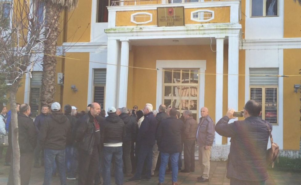 “Turp, nuk na janë paguar siguracionet”, naftëtarët e Ballshit në protestë: Do nisemi drejt Tiranës