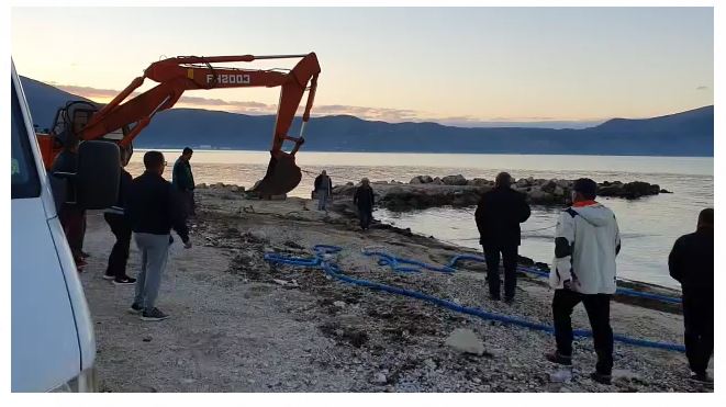 Shoferi humb kontrollin, kamioni rrëzohet në det në gadishullin e Karaburunit