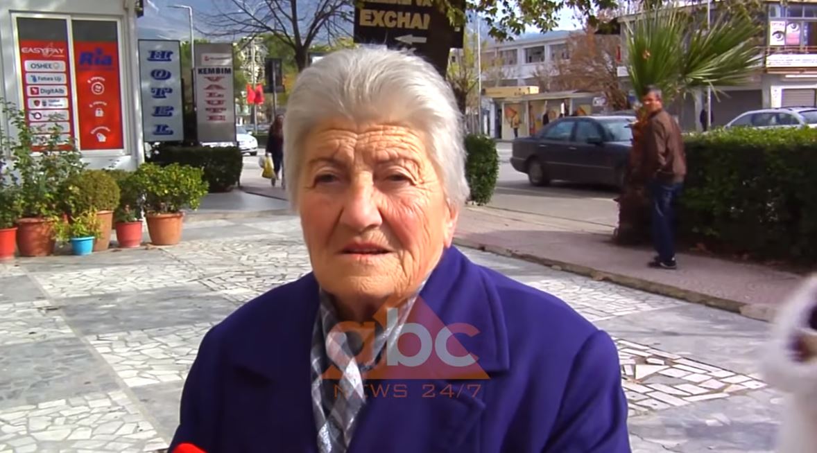 Shembull që të lë pa fjalë, e moshuara nga Gjirokastra dhuron pensionin e saj për të dëmtuarit nga tërmeti