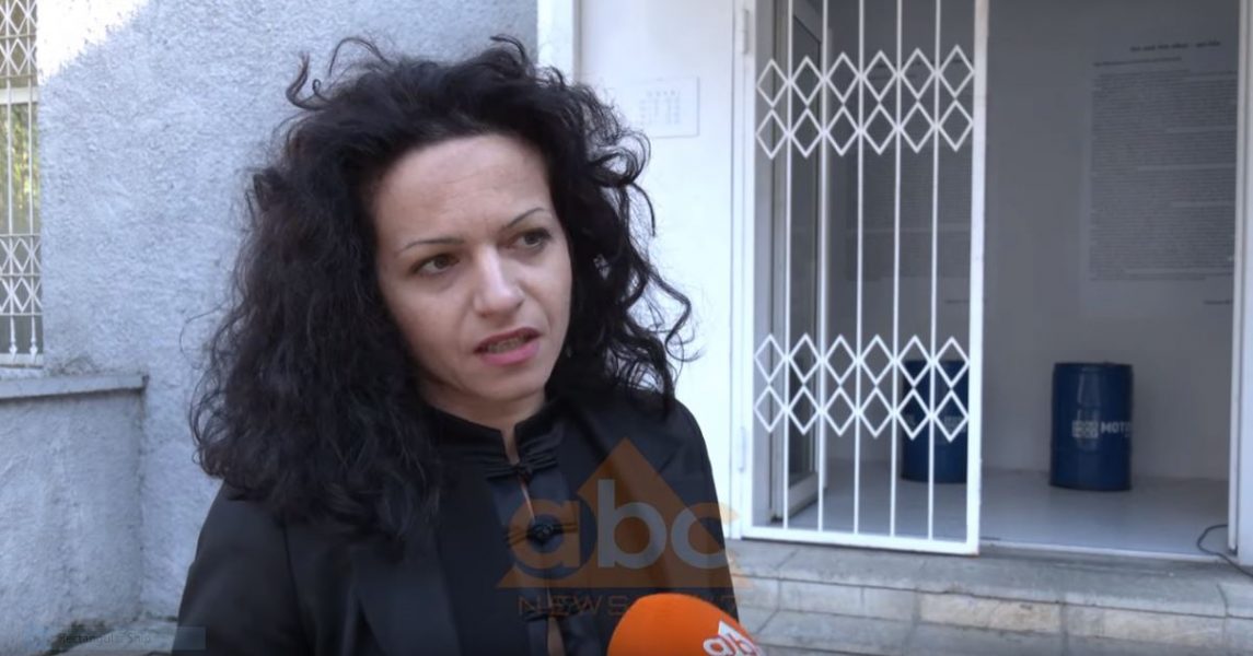 Ekspozita provokuese e Iva Seferit “Ajo nuk bën, por është” sjell lakimet e trupit dhe mendjes lakuriq