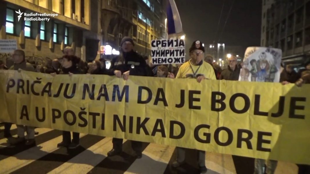 Protesta kundër Vuçiç në Serbi. Manifestuesit tentojnë të hyjnë me forcë në Parlament