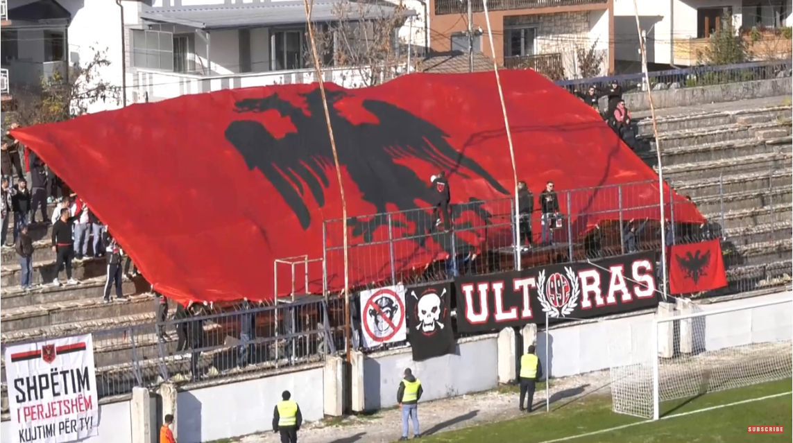 VIDEO | Derbi Shkëndija-Shkupi, këngë patriotike dhe flamur gjigant