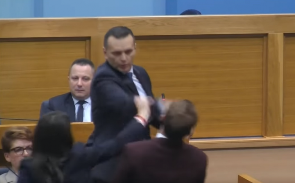 VIDEO-LAJM/ Kërcet shpulla në parlamentin serb