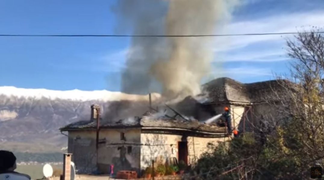 VIDEO / Përfshihen nga flakët dy banesa në Gjirokastër, rrezikohet edhe një tjetër