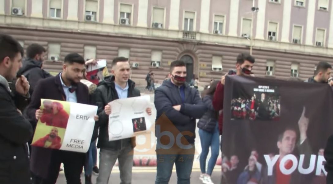 Studentet protestojnë para zyrës së Ramës me gojë “të kyçur”: Paketa antishpifje do të dështojë