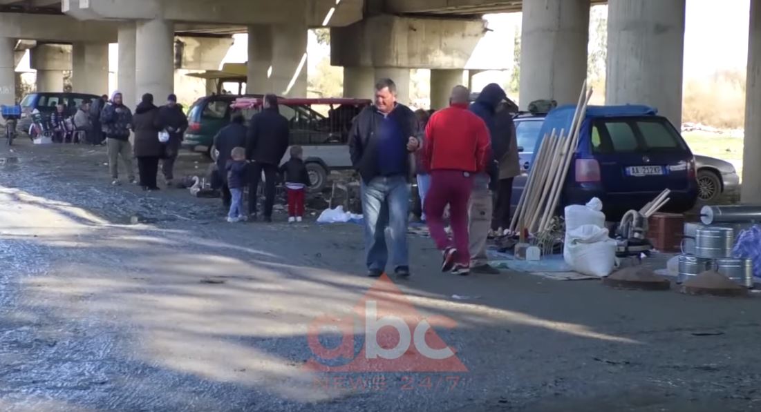 Tregu në Vlorë me kushte skandaloze, tregtarët: Blerësit po ikin, bashkia të ndërhyjë