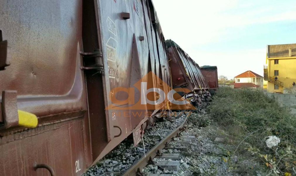 Treni i mallrave del nga shinat në Shkodër