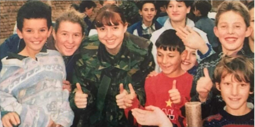 Krishtlindje në vitin 1999 në Kosovë, ushtarakja britanike poston fotot gjatë luftës