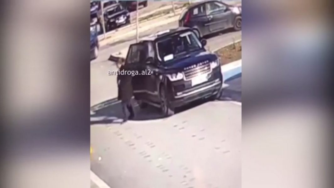 VIDEO / Truproja e Vangjush Dakos bie në tokë sa hapet dera e makinës