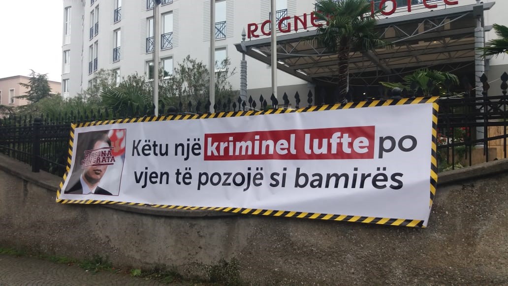 “Krimineli i luftës pozon si bamirës”, VV protestë kundër vizitës së Vuçiç në Tiranë