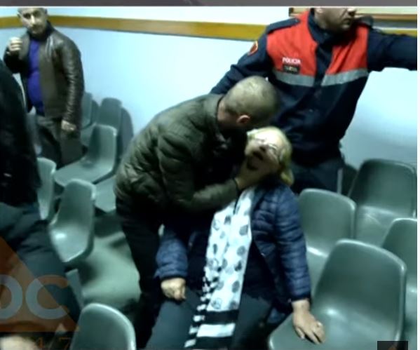 VIDEO/ Familjarëve u bie të fikët pas vendimit ndaj të arrestuarve për tërmetin