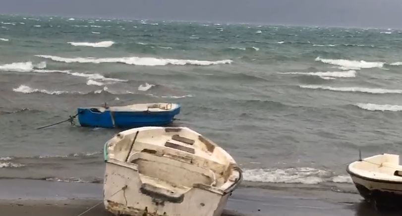 Moti i keq në Vlorë, trageti me pasagjerë mbetet disa orë në radë