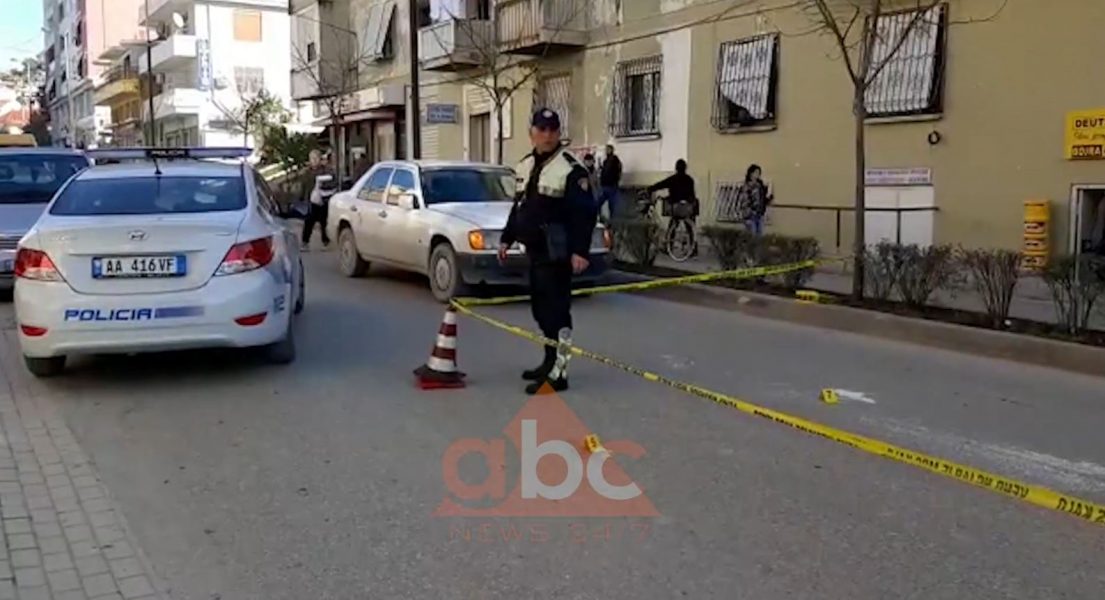 Ndodh edhe kështu, ambulanca aksidenton të moshuarën në Vlorë