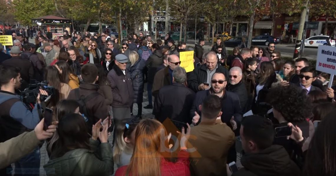 Gazetarët në protestë: Kundër paketës anti-shpifje, parlamenti të rrëzojë dy projektligjet