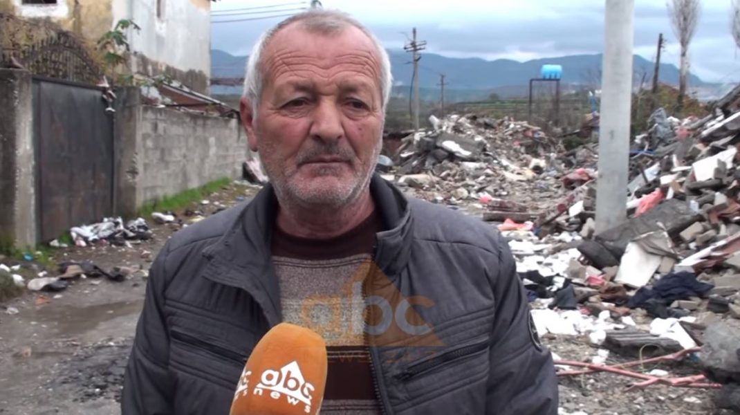 VIDEO/ 60 vjeçari nuk braktis Thumanën pas tërmetit, ja misioni i tij