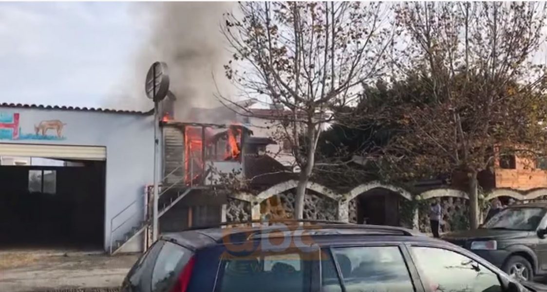 VIDEO/ Shpërthen zjarr në një lokal në Fier, panik te banesat përreth