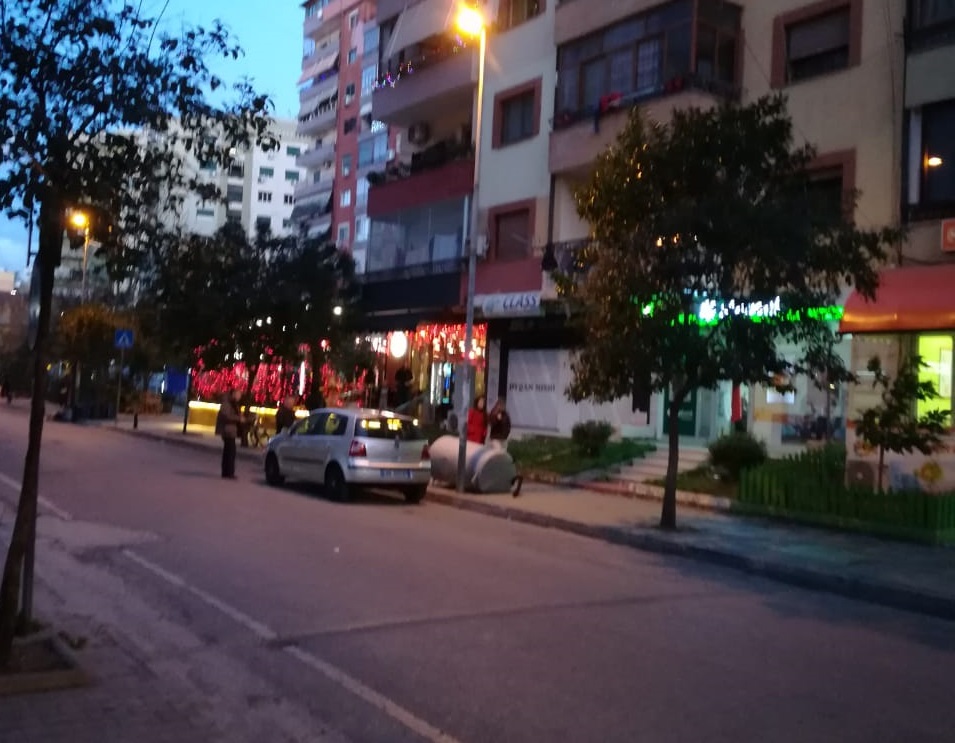 Moti i keq/ Ministria e Mbrojtjes thirrje qytetarëve: Mos qendroni pranë pallateve