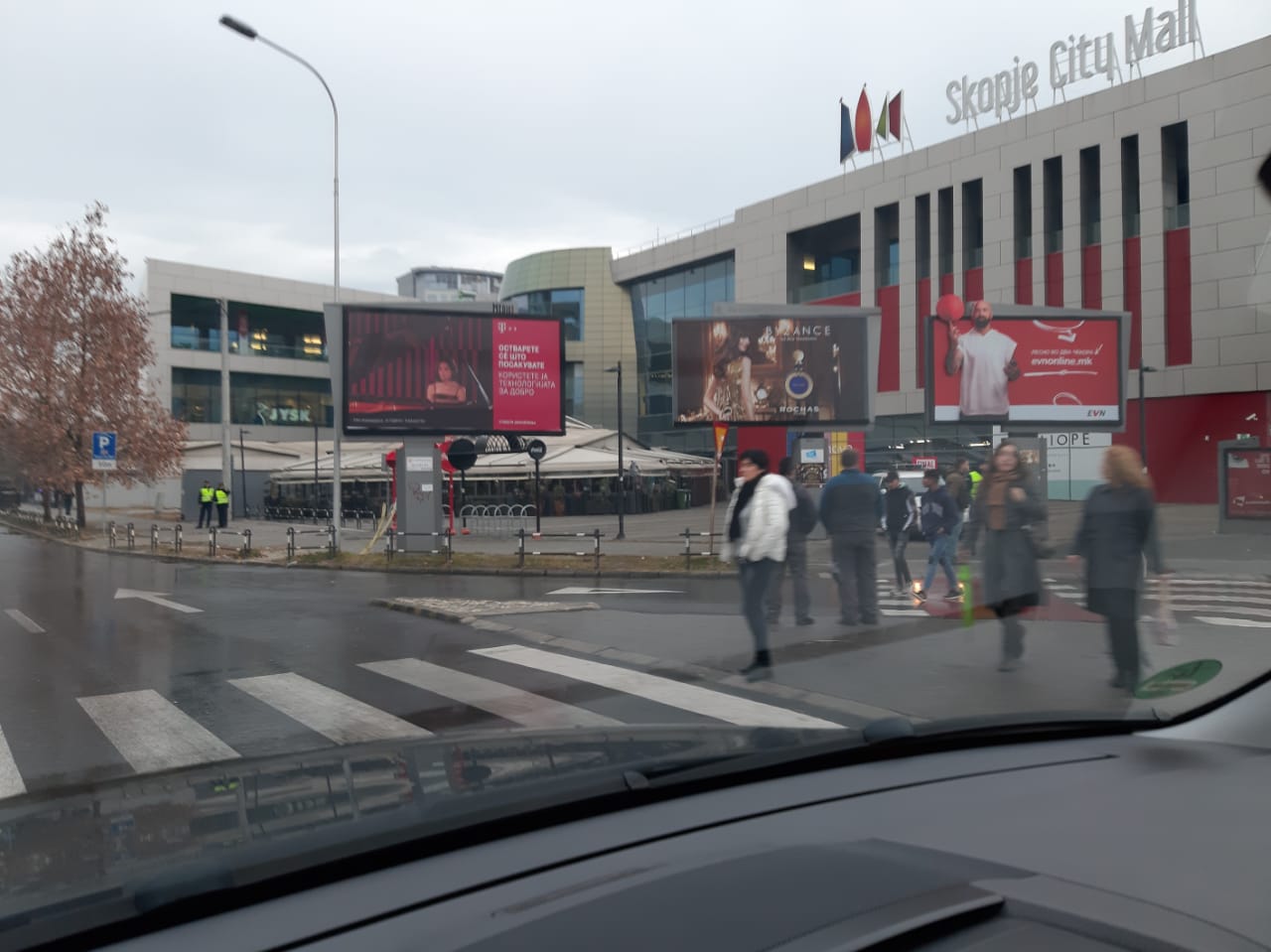 FOTO/ Alarm për bombë, policia zbarkon në qendrën tregtare dhe i nxjerr të gjithë jashtë