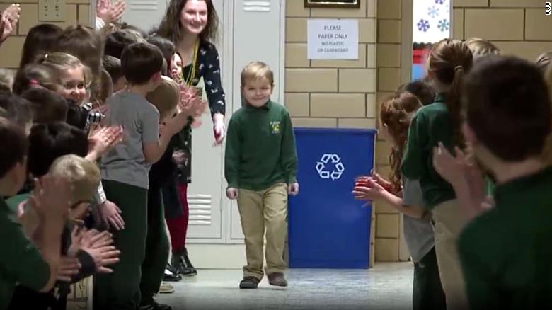 VIDEO/ 6-vjeçari fiton luftën me leukeminë, shikoni mikpritjen e shokëve të shkollës