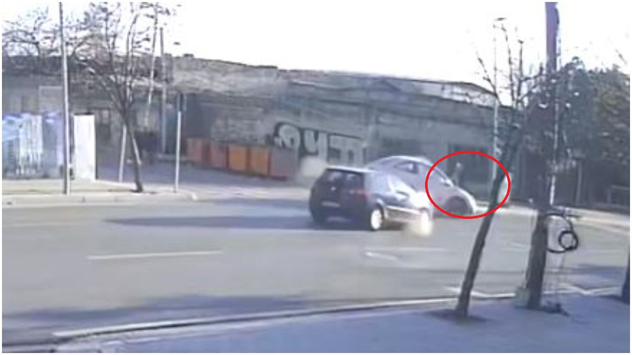 VIDEO/ Dy të vdekur: VW Beetle me shpejtësi sketerrë, përplas Golf-in, shtyp këmbësorët në trotuar