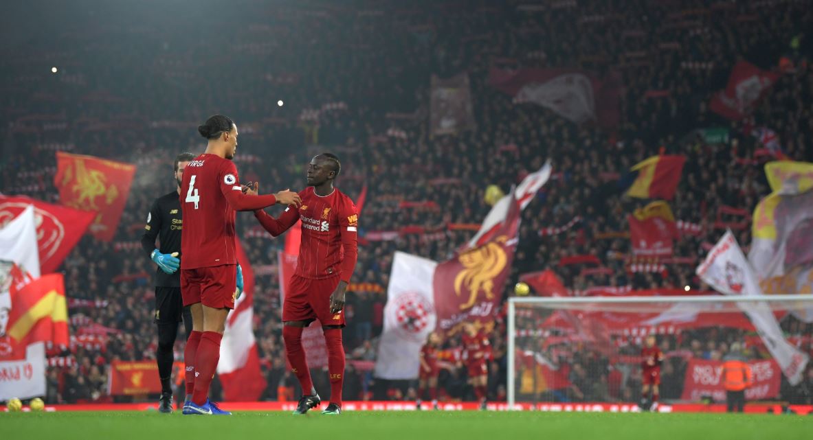 VIDEO | Shpërthen festa në Anfield, gjiganti Van Dijk gjen golin!