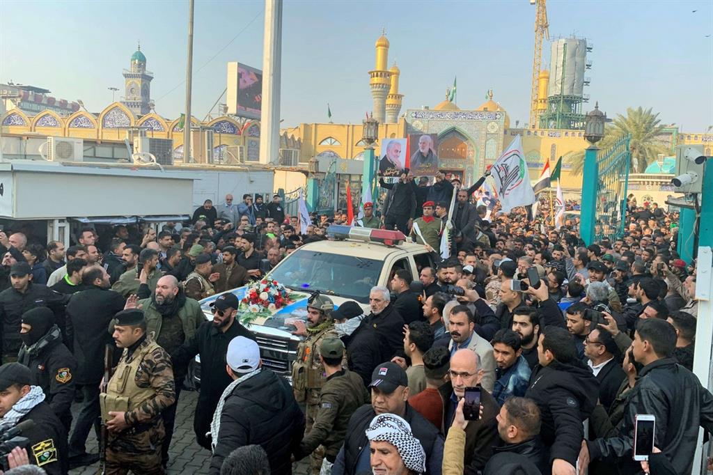 “Vdekje për Amerikën”, mijëra në funeralin e Soleimanit në Bagdad