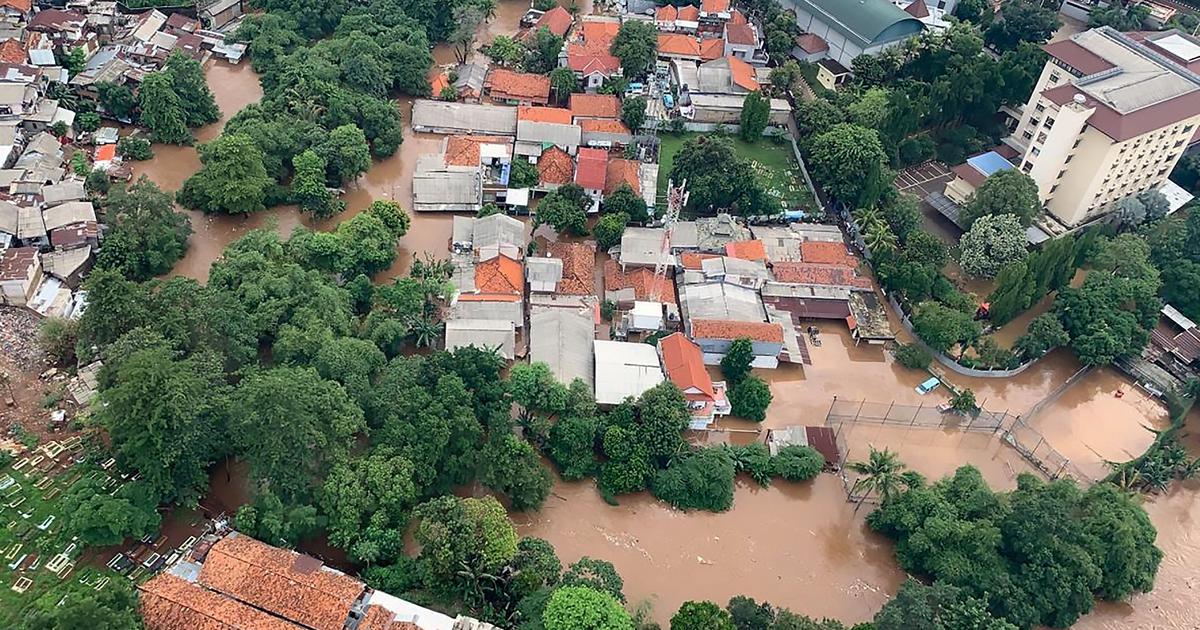 Shkon në 47 numri i viktimave nga përmbytjet në Indonezi