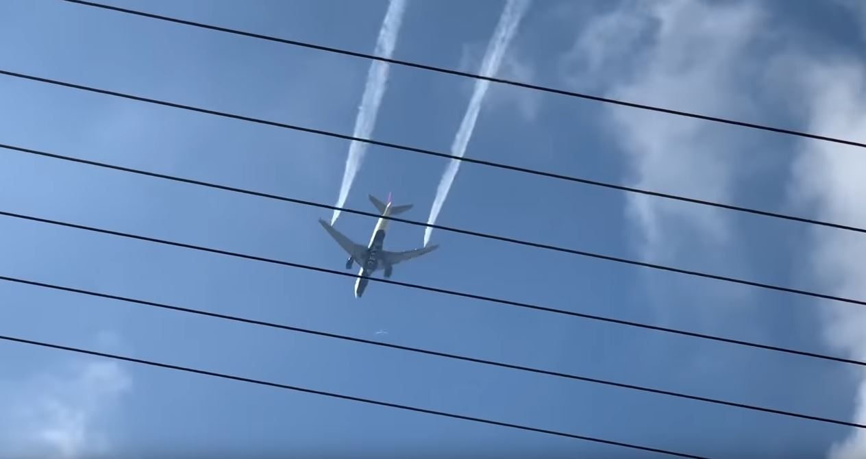 VIDEO / Avioni në fluturim shkarkon karburantin mbi një shkollë, 60 të lënduar