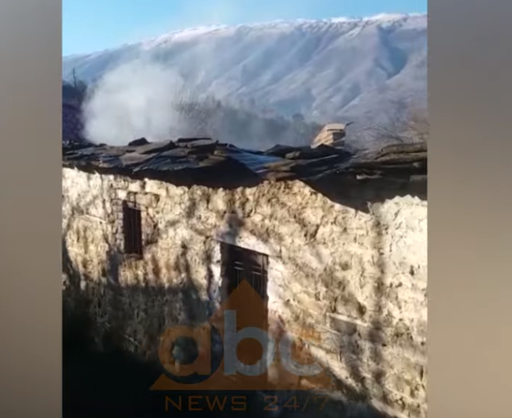 VIDEO/ Shtëpia përfshihet nga flakët, i moshuari digjet brenda