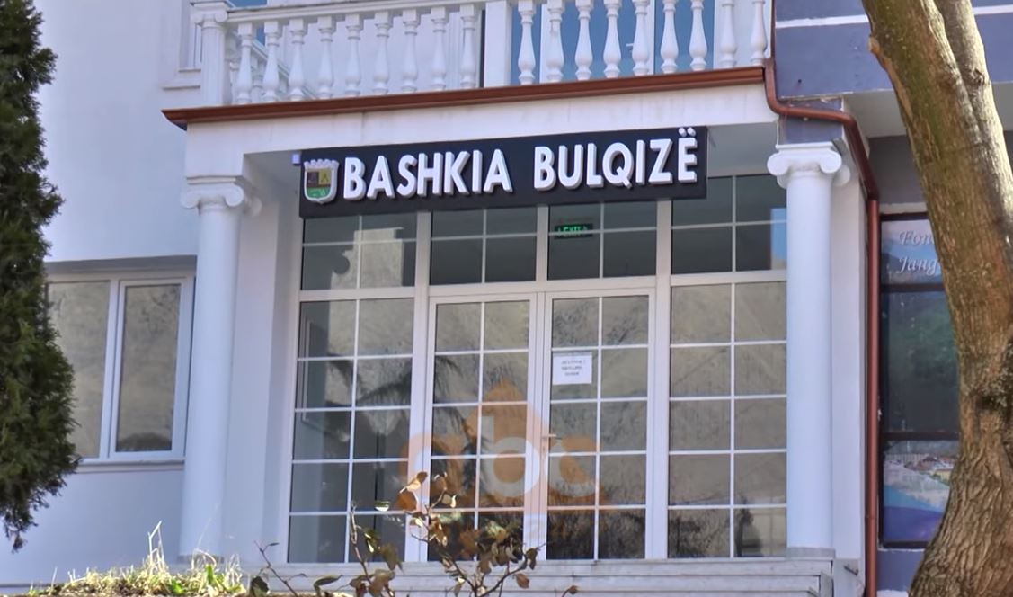 Pas videos së kryetarit duke thithur kokainë në bashkinë e Bulqizës “mbretëron” heshtja: Si e komentojnë qytetarët