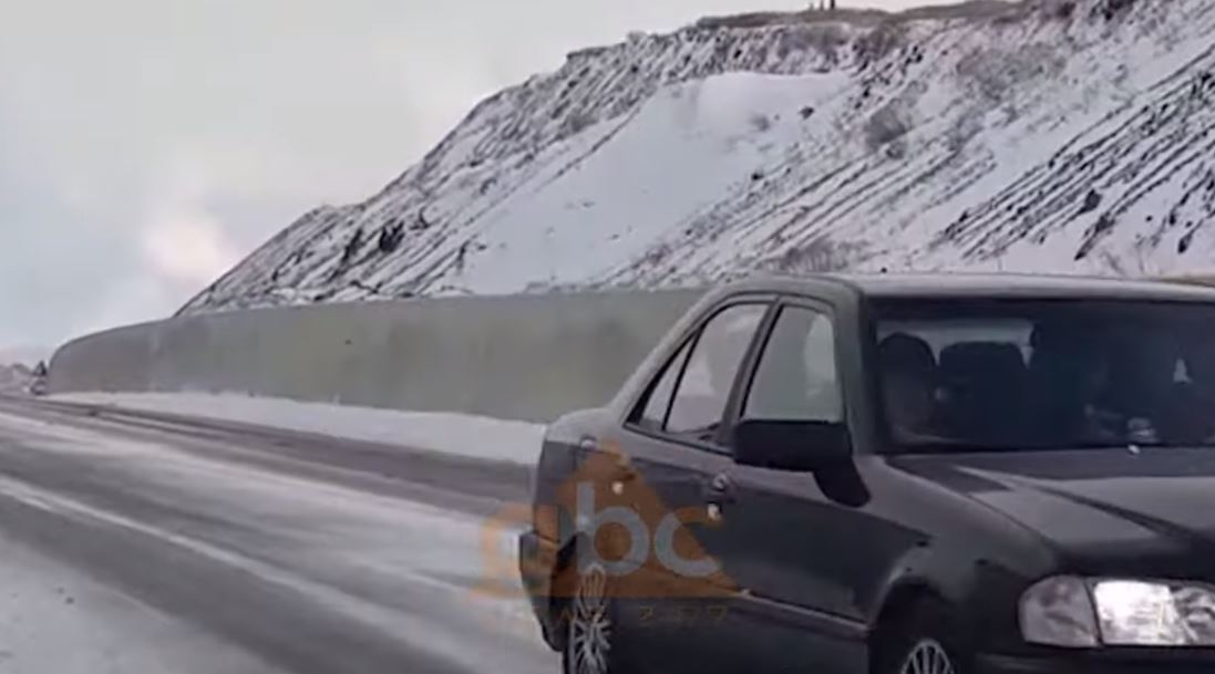 Moti i keq vështirëson qarkullimin, lëvizja e automjeteve në akset kombëtare pa zinxhirë