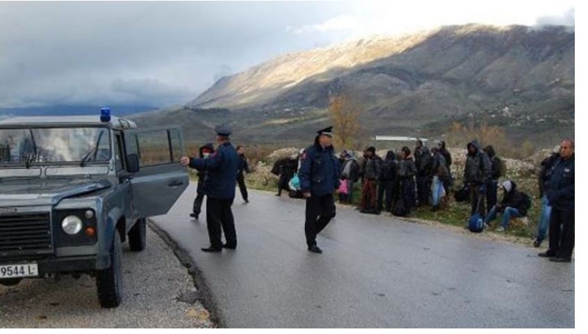 Arritën ti shpëtonin policisë në kufi, grabiten dhe dhunohen një grup sirianësh në Korçë