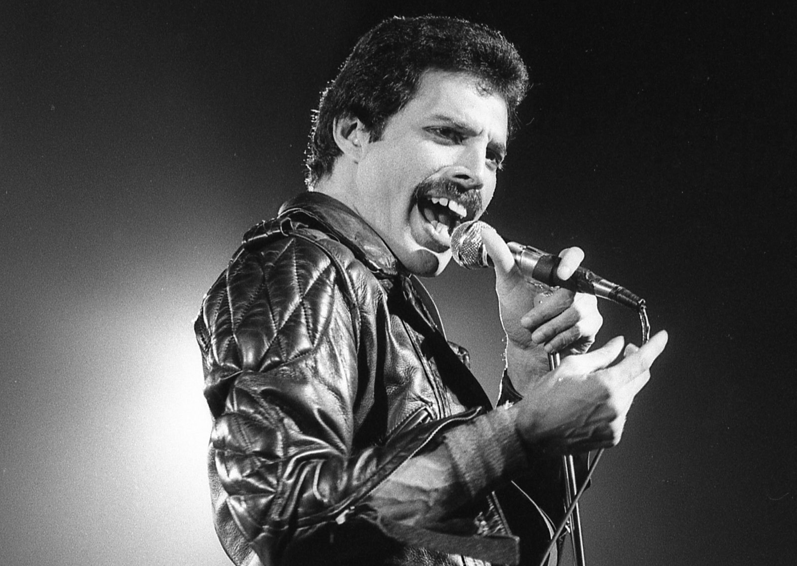 28 vite pas vdekjes së tij, Freddie Mercury vazhdon të bëjë dhurata për familjarët e tij
