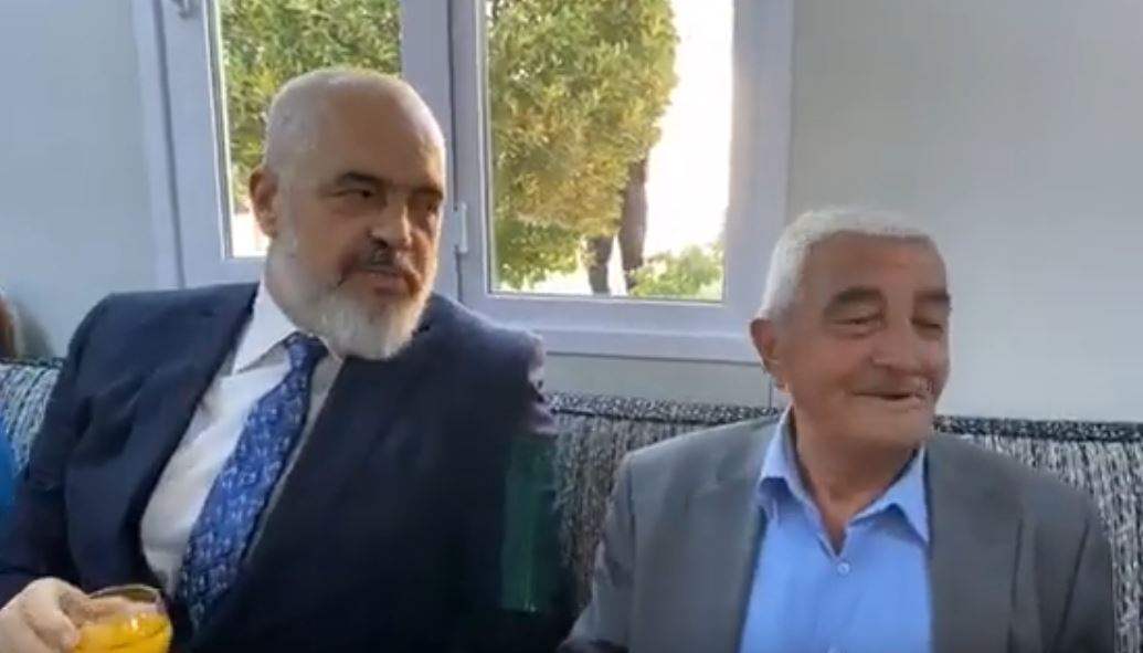 “Ti do lëng karrote e di unë”, Rama dhe Veliaj batuta me klarinetistin e pastrehë