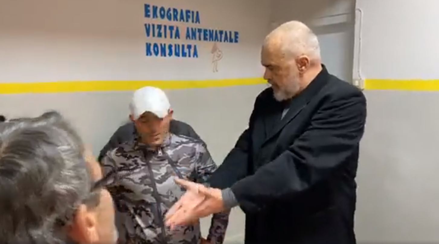 Rama humbet durimin gjatë inspektimit në spitalin e Vlorës: Po hë ore, djalë apo vajzë e ke?