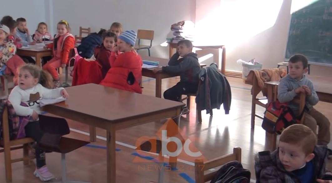 VIDEO/”Kemi shumë ftohtë”, nxënësit e klasës parë dhe kopshtit mësim në palestër