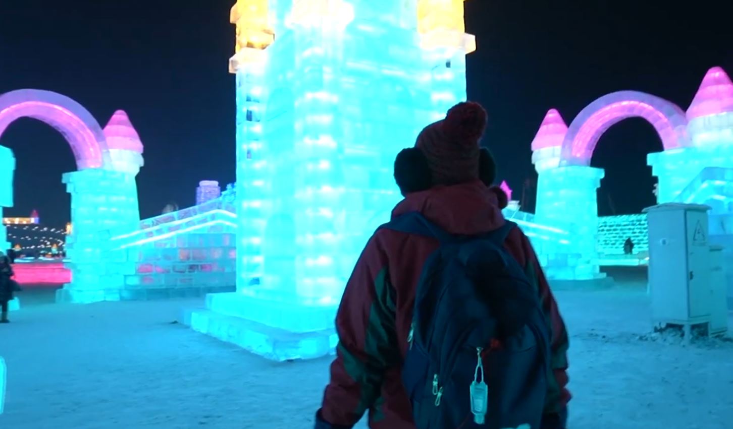 Skulptorët ndërtojnë qytetin e akullt në Kinë