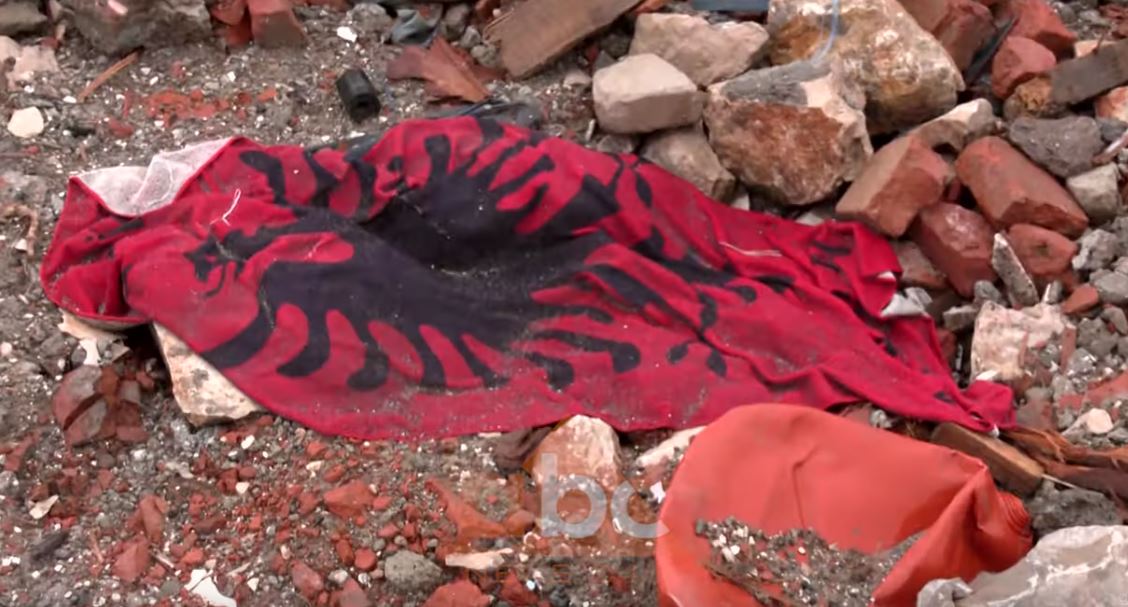 Thumana 2 muaj pas tërmetit: Kujtimet e të mbijetuarve dhe sendet që u gjetën në vendin e tragjedisë