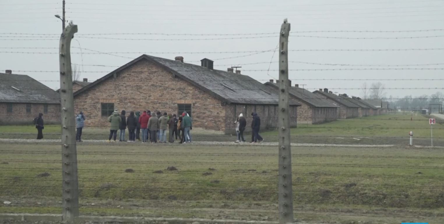 Të mbijetuarit e kampit të përqendrimit mblidhen në Aushvic për 75-vjetorin