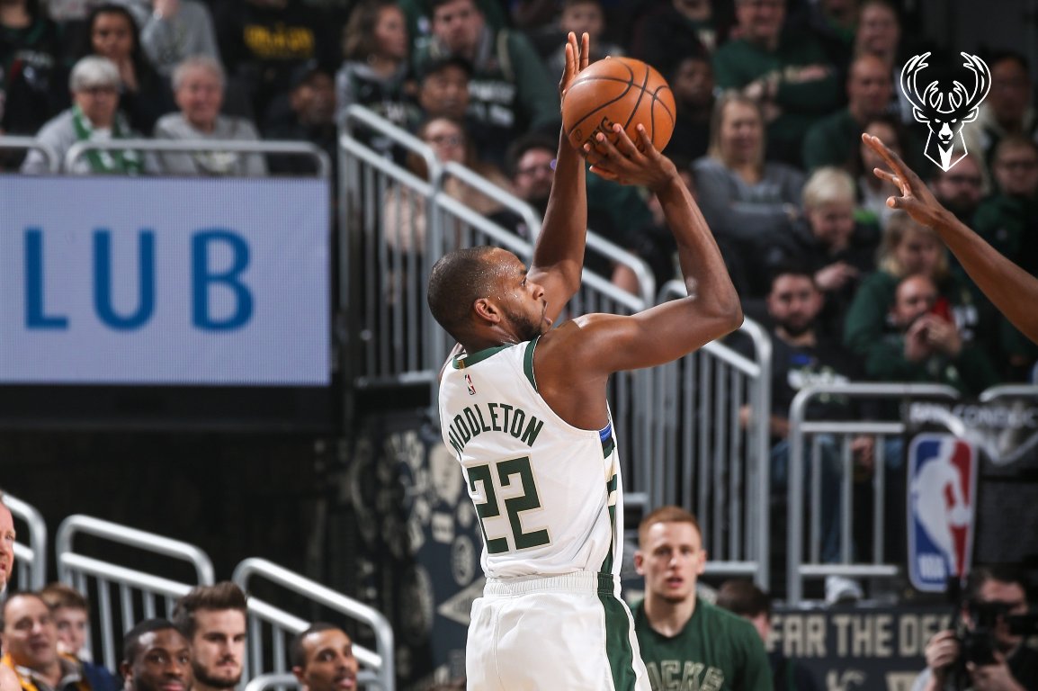 VIDEO/ Middleton vendos një rekord të ri, Milwaukee Bucks marshojnë