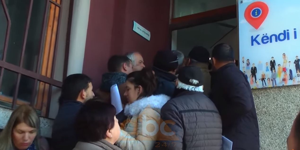 VIDEO/ Kaos në Durrës, pas dy muajsh banorët s’kanë marrë bonusin: Na sorollasin nëpër zyra