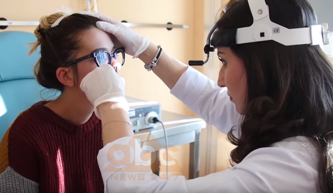 Mjekja: Mos neglizhoni virozat e stinës, mund t’ju shkaktojnë infeksione të bajameve, sinuseve, veshit