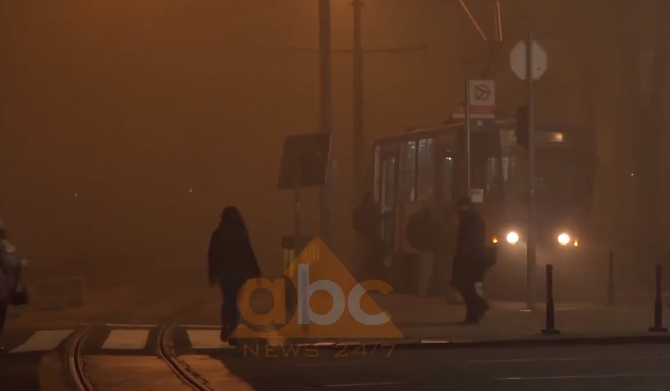 VIDEO/ Ndotje alarmante në Beograd, nuk dallohet selia e Kuvendit