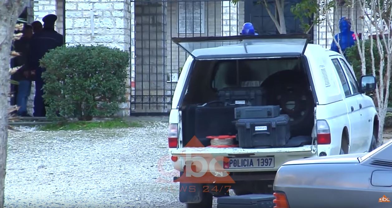 Një pako e mbështjellë me natriban në varrezat e Këlcyrës vë në alarm policinë