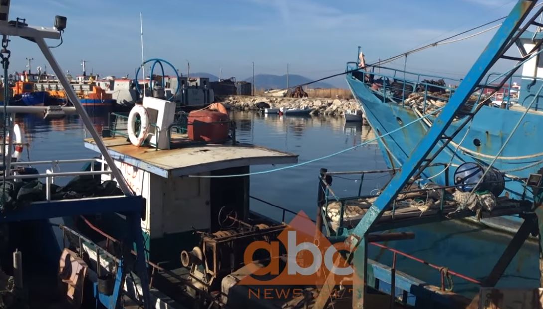 I mbushur me anije të mbytura, asnjë investim në Portin e Peshkimit në Vlorë